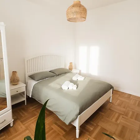 Freshly Renovated 10 Minutes From Arena Апартаменты